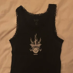 Brandy Melville linne - Svart linne med tryck från Brandy Melville, passar xs-s