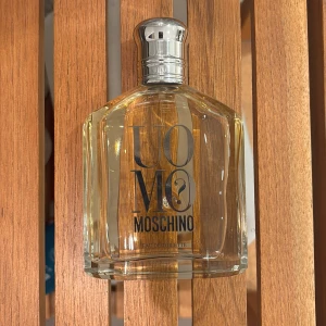 Parfym - Elegant och maskulin doft från Moschino i en stilren glasflaska med silverfärgad kork. Perfekt för vintern.