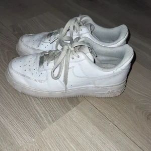 Vita Nike Air Force sneakers - Säljer ett par klassiska vita Nike Air Force 1 sneakers. knappt använda och har inga skador☺️