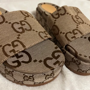 Beige sandaler  - Snygga beige sandaler, liten i storlek. Sandalerna har en bred rem och en bekväm sula, perfekt för en stilren look. Rekomemderar 38-39 storlek. 