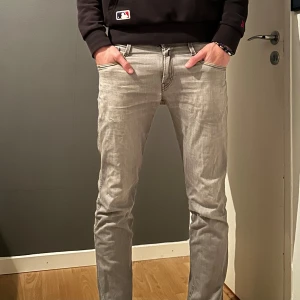 Replay  - Tja säljer nu ett par gråa replay jeans. Det är modellen anbass och sitter riktigt gött. Storlek är 29/32, passar 30/32 också. Skicket är 9/10 och säljs för endast 399kr. Skriv vid eventuella funderingar. 