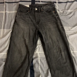 Loose jeans HM - Säljer ett par svarta loose fit jeans från H&M. De har en klassisk femficksdesign och är perfekta för en avslappnad stil. Tillverkade i ett slitstarkt material som ger en bekväm passform.
