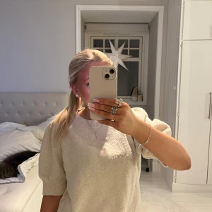 Beige stickad tröja - Säljer en mysig beige stickad t shirt med puffärmar!