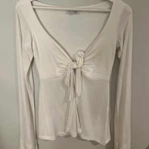 Design by Si tröja - En vit långärmad topp från Design by si med knytning framtill 🤍Använd några gånger men i fint skick❣️❣️❣️strl xs/s