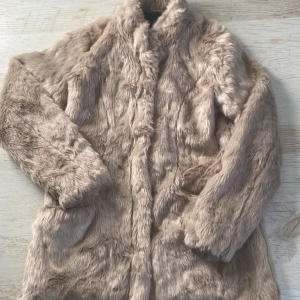 Beige pälsjacka - Säljer denna superfina päls jacka från only i storlek S. Jackan är i fint skick och bara använd ett fåtal gånger. Skriv privat för fler bilder☺️ 