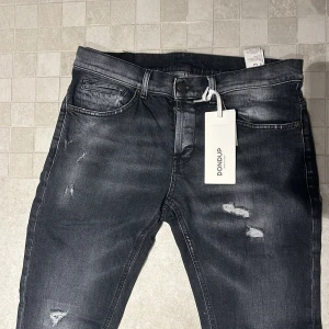 Dondup Jeans - Tjena säljer ett par helt nya Dondup eftersom de var för stora för mig när jag köpte de ! Tvär feta med bra nog med slitningar som var där sen start. Hör av er vid minsta funderingar eller sådant ! 