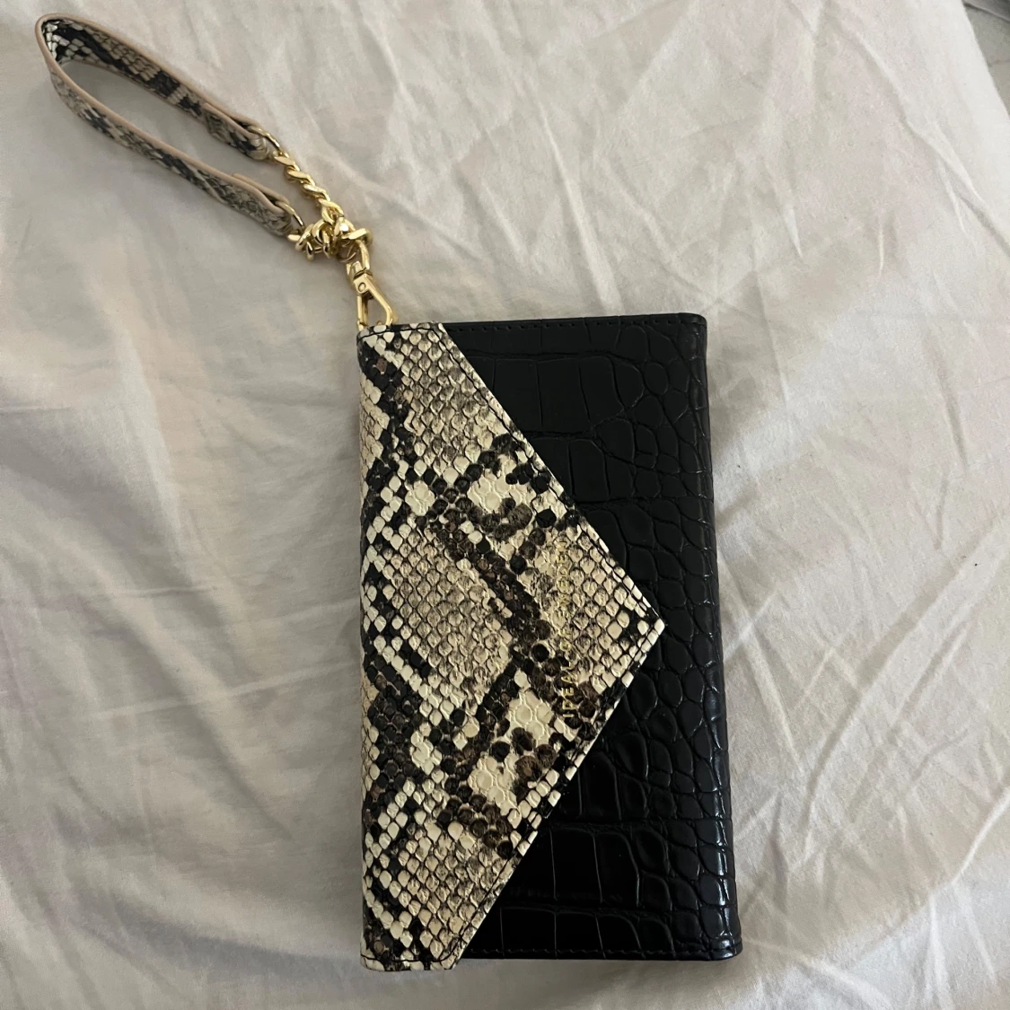 Svart och ormmönstrad kuvertväska