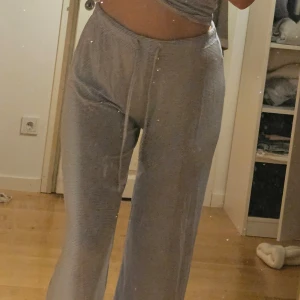 Blå pyjamasbyxor - Halloj, säljer dessa blåa randiga pyjamasbyxor. Jag har bara testat de en gång, men de har ingen prislapp. De har bara legat och dammat i garderoben! Jag är 16å cm lång och de är lite för långa för mig. 