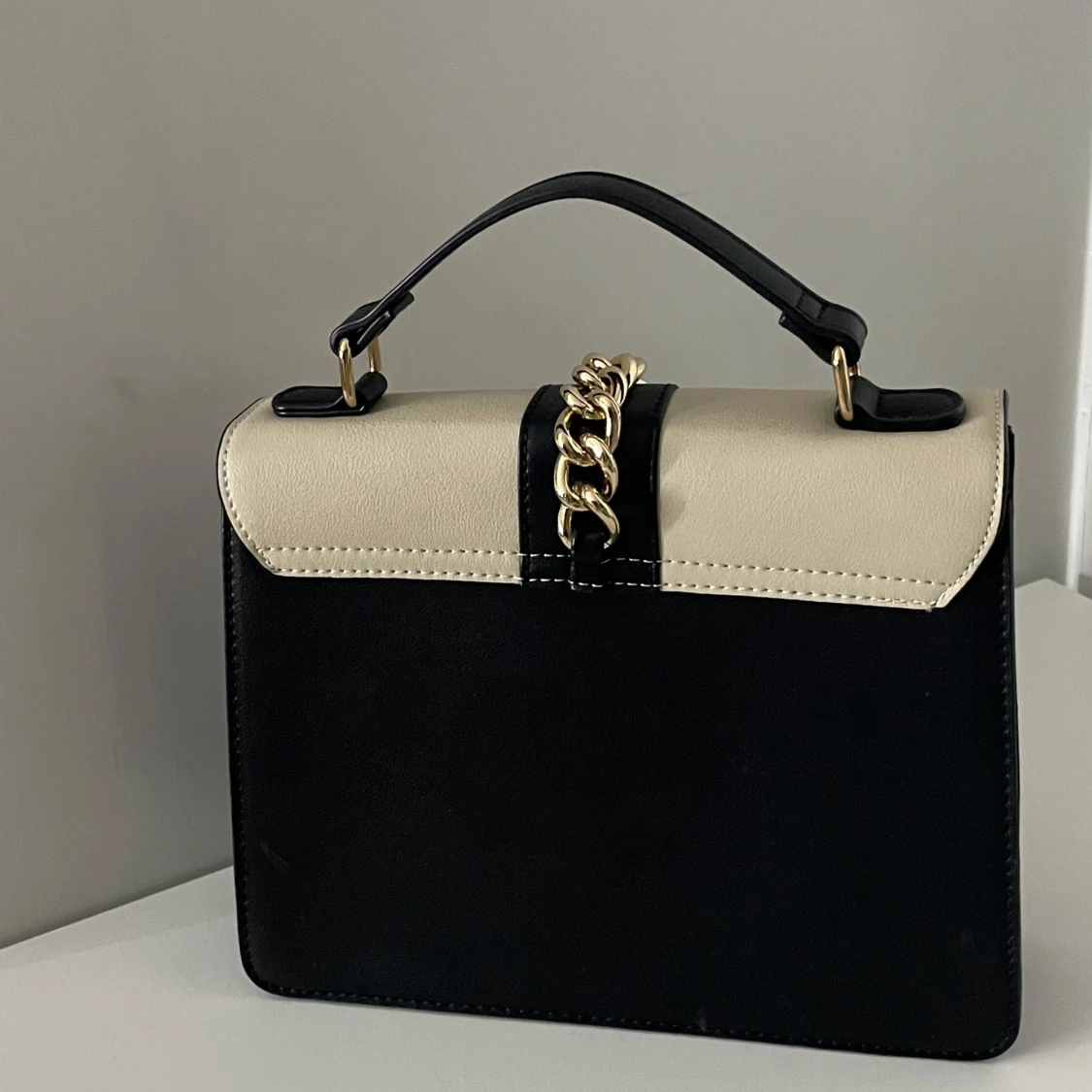 Stilren handväska med ormmönster - 1