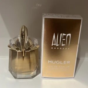 Mugler Alien Goddess parfym - Alien Goddess eau de parfum från Mugler i 30 ml. Se på bilden hur mycket som finns kvar. Den luktar jättegott, bland annat vanilj och kokos!