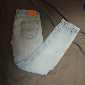 Levis 502 ljusblå jeans - Säljer ett par klassiska Levis 502 jeans i ljusblå denim. De har en straight passform och är perfekta för en avslappnad stil. Jeansens ikoniska lädermärke syns tydligt på baksidan. L: 101, B: 45