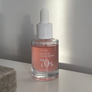 Anua Serum - Anua Peach 70% Niacinamide Serum 30ml. Oanvänd helt ny och 100% äkta har bevis. min vän hämtade produkter från Korea till mig för billigare pris och jag säljer de för billigare pris än Sveriges pris. Ordpris 350kr, denna serum är jätte bra för acne och känslig hud och perfekt för att ge huden en fräsch och strålande look. Vid fler frågor kontakta mig💕