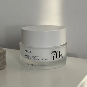 Anua Cream - Anua Heartleaf 70 Intense Calming Cream 50ml, är lugnande kräm med 70% heartleaf-extrakt, perfekt för känslig hud. Oanvänd helt ny och 100% äkta har bevis. min vän hämtade produkter från Korea till mig för billigare pris och jag säljer de för billigare pris än Sveriges pris. Ordpris 350-400kr. Vid fler frågor kontakta mig💕