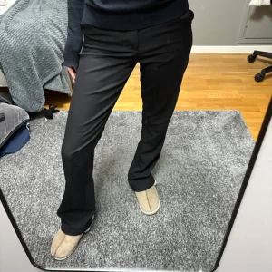 Svarta kostymbyxor - Snygga svarta kostymbyxor med en klassisk straight passform från bil bok. Byxorna har en medelhög midja. Jag är 160 cm och de är lite långa på mig. 