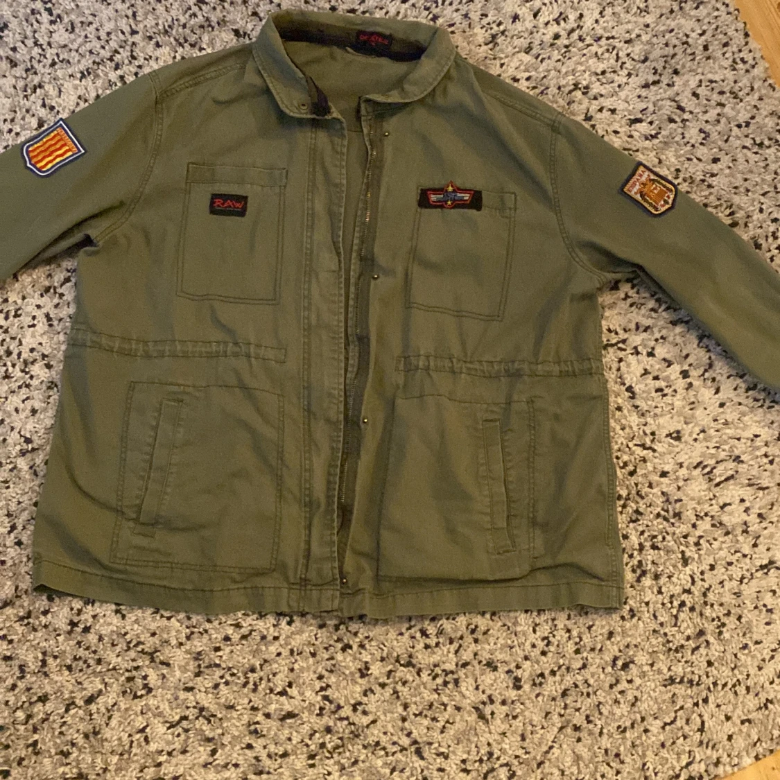 Grön jacka med patches - 91