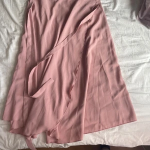 Kjol - Gammalrosa långkjol med knytning