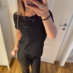 Svart spets tröja  - Säljer denna eftersom den inte används, jätte snygg till fest eller vardags, passar till alla byxor och sitter jätte fint 