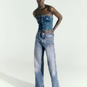 Topp  - Säljer en snygg jeans topp från zara aldrig använda då jag beställde fel storlek