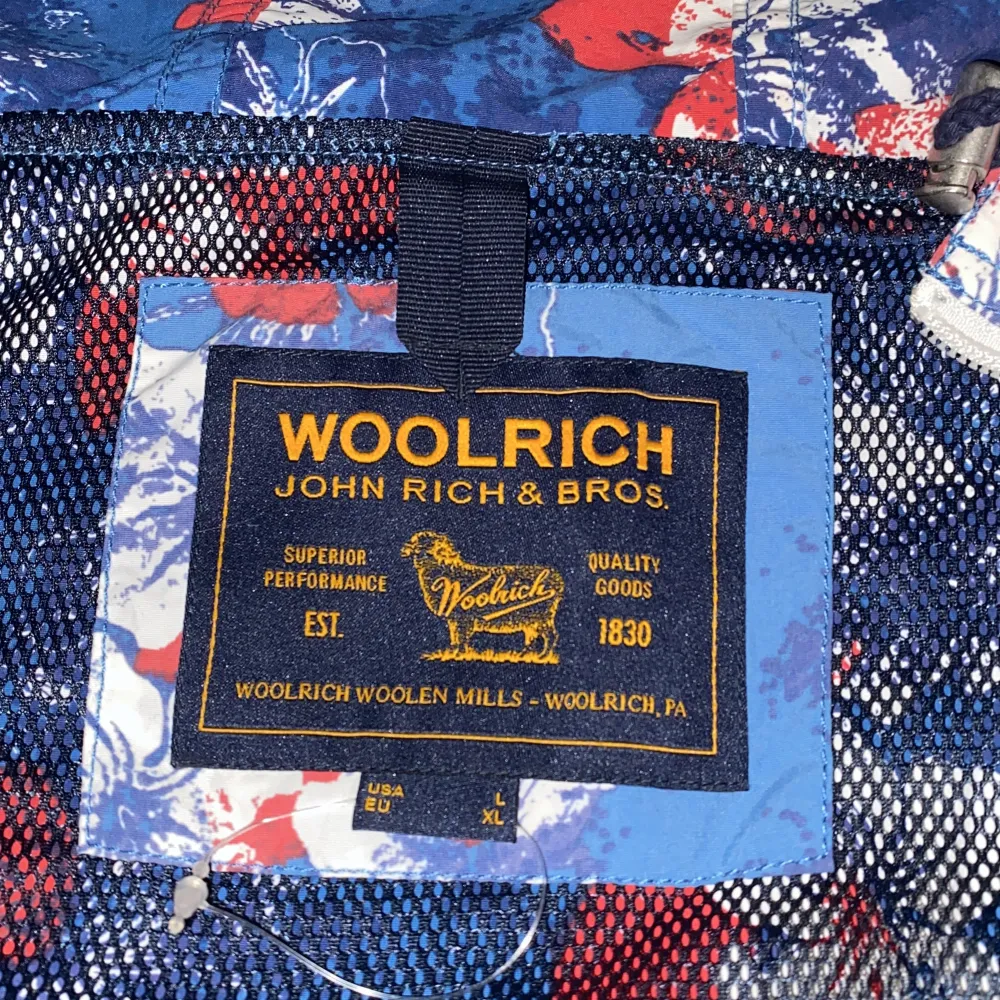 Tjena! Säljer min feta woolrich windbreaker som är i Storlek L/XL men woolrich är små i storleken så skulle vilja säga att den passar M-L. Väldigt bra skick 9/10, kom privat för mer bilder eller om du undrar över något! Pris ej hugget i sten!!!. Jackor.