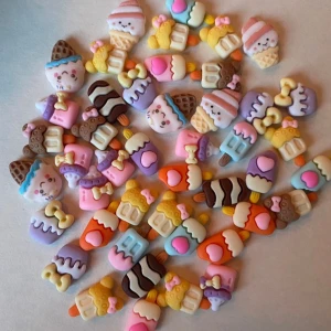 Glassdekorationer för mobilen - 🍦 I scream for ice cream! 🍦  Få dina favoritsmaker – välj 5 stycken för endast 10 kr!