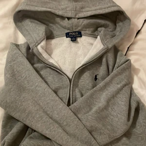 Ralph lauren - Den är som ny och sälj pågrund av att min son inte vill ha den längre. Han har använt den ett fåtal gånger,   Och har växt ut den. Storleken är m för barn (11-12) och köpte den för 750kr.  Pris kan även diskuteras!