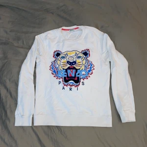 Kenzo tröja stl S - Storlek S, väldigt fin kvalité.  Finns 2st mindre hål på mitten av märket samt ett på mudden som jag tagit kort på. 