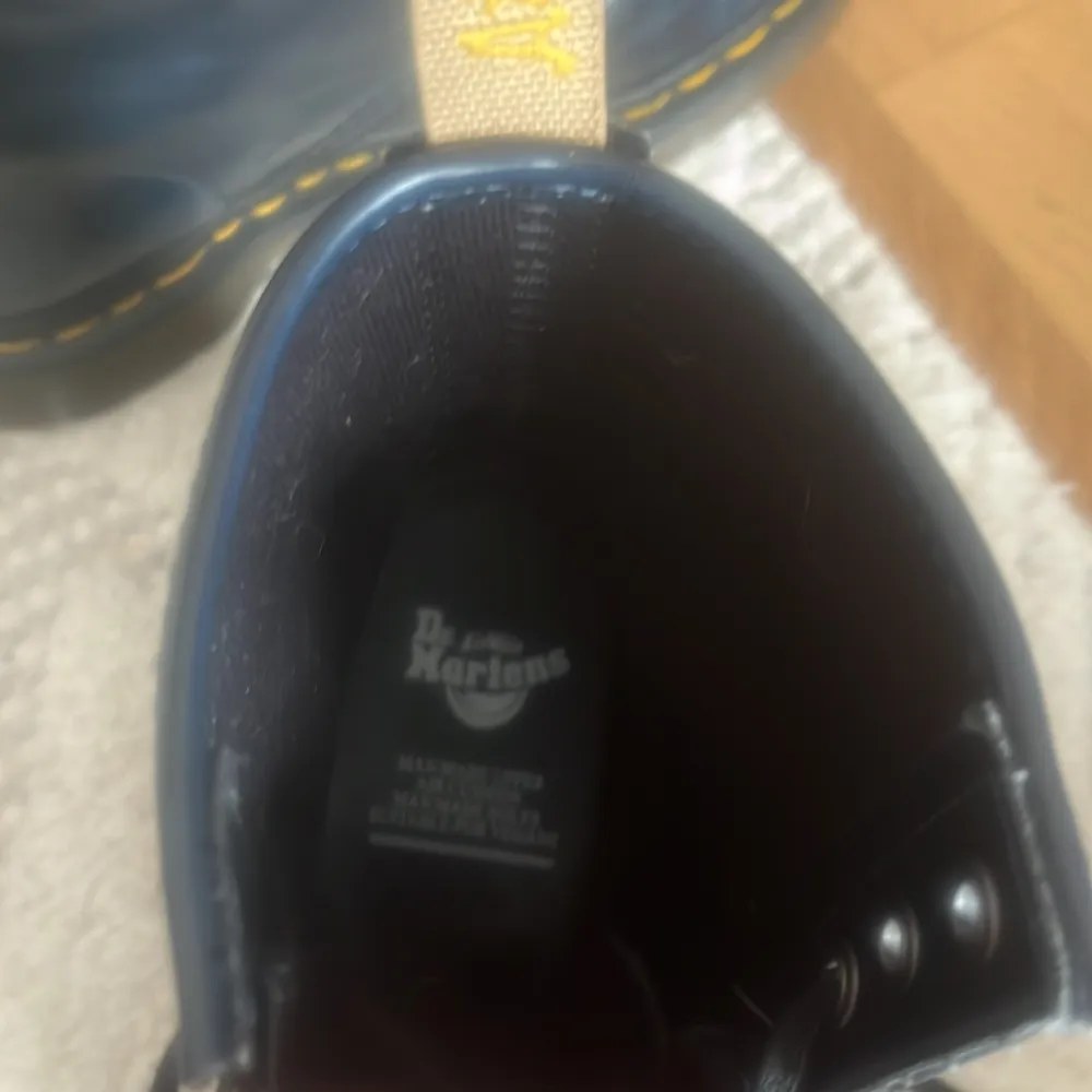 Säljer ett par klassiska svarta Dr. Martens kängor i skinn. De har den ikoniska gula sömmen och en robust sula. Perfekta för höst och vinter, och de är i bra skick med minimal slitage på sulan. Passar både till vardags och fest!. Skor.