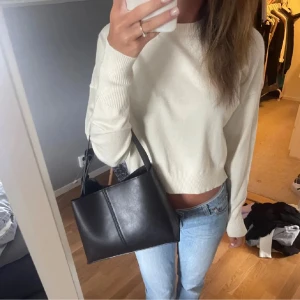 Stickad tröja från Only🎀 - Tröja från only perfekt inför hösten. Aldrig använd, prislapp på. Nypris 299kr⭐️ Storlek L men passar S-M.