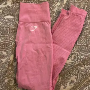 Säljer dessa ljusrosa fina Gymshark Seamless tights. Använda ett fåtal gånger. I bra skick. De är i superskönt och bra material. De är inte särskilt genomskinliga, om man har ljusa underkläder syns de inte alls. Köpa för 549kr, säljer de för 250kr 