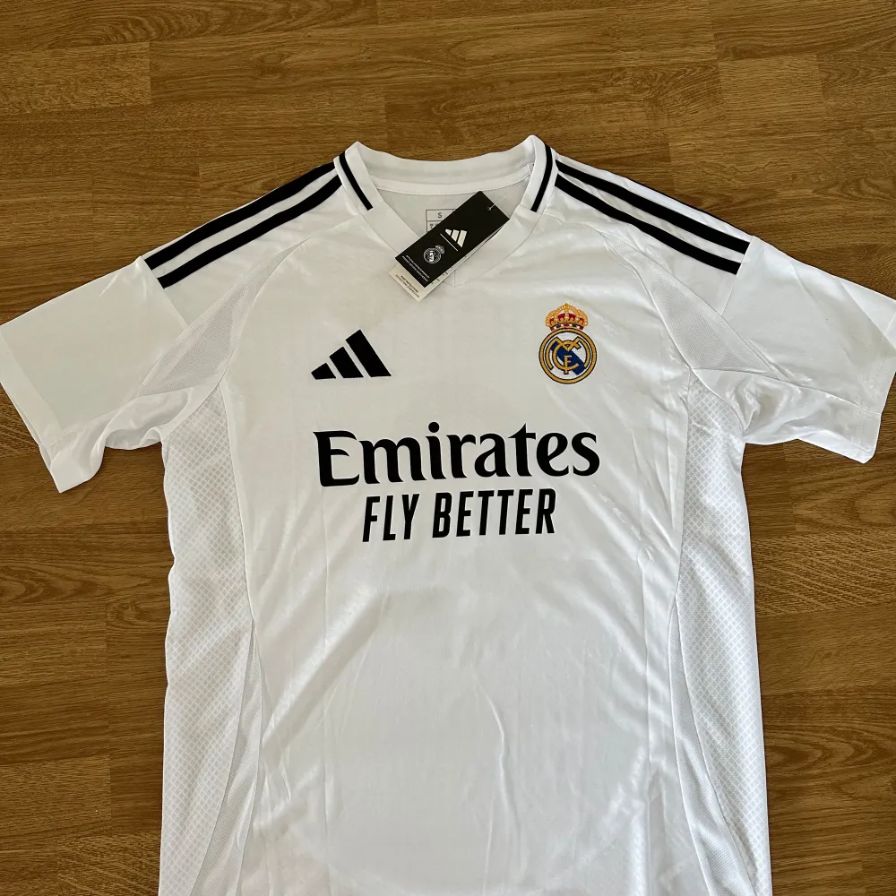 Årets hemmatröja från Real Madrid med Mbappé 9 på ryggen.  Helt ny!. Sportswear.