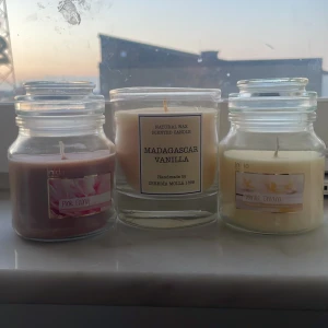 Doftljus - Säljer tre doftljus då jag inte tycker att dom luktar gott. Dom e aldrig andvända.  Nypris: 100st  Men säljer för 50kr st  Eller alla för 100 Pris kan diskuteras  Pris kan sänkas 