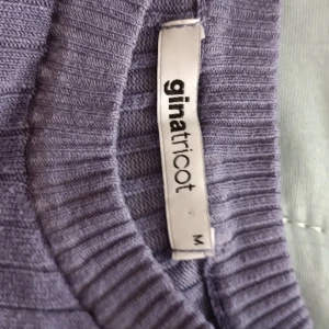 Säljer lila tröja eftersom det inte blir till använd. Tröjan är från Gina Tricot med bra skick - Lila tröja storlek M