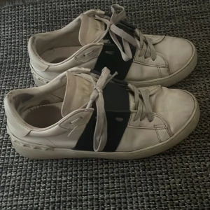 Valentinoskan söl - Intresskoll på mina mörkblåa Valentino skor, kan sälja för ganska långt pris då dem är ganska slitna, men går såklart att gå dem renare med en tvätt💗skriv om ni har nåt pris förslag eller fler frågor! Kartong och liknande följer självklart med!