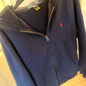 Polo Ralph lauren hel zip - Ralph lauren hel zip i ny skick. Nästan aldrig använd Ralph lauren zip i storlek 14-16 år men passar även en 13 åring och möjligtvis en 12 åring. Ny pris är 1200. Pris kan diskuteras 