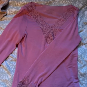 Rosa långärmad topp från Intimissimi - Säljer en superfin rosa långärmad topp från Intimissimi. Den har en vacker spetsdetalj vid halsringningen💖inga defekter eller hål/skador, använt få gånger. Säljer därför den inte kommer till användning 
