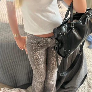 Trendiga leopard jeans - Säljer dessa helt slutsålda leopard jeans som är helt oanvända. 🙏🏻🙏🏻