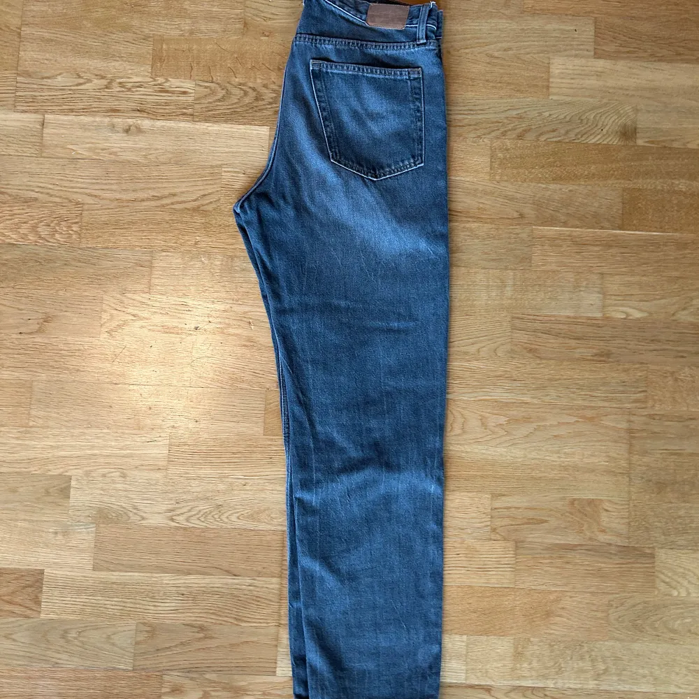 Använda men bra skick. Relaxed fit. Storlek: W31 L32 Benlängd: 105 cm Midja: 42cm . Jeans & Byxor.