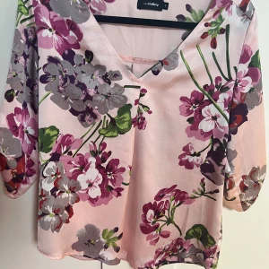 Silkig blus - Det är syntet, men silkigt material. Lös passform. Knappt använd.