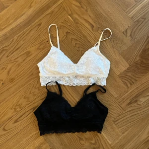 Två spetstoppar - Vadderade spetstoppar/ bhs i svart och vit. Använda fåtal gånger.