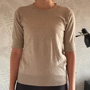 Beige t-shirt  - Superfin beige t-shirt i storlek XS! Nästan aldrig använd! 
