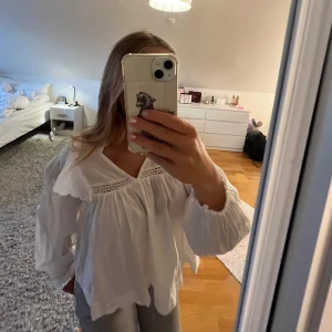 Gina vit blus - Vacker vit blus från gina tricot young som tyvärr blivit för liten🤍🎧 Inga täcken på användning och var lite liten redan när jag köpte den så använd bara tre-fyra gånger och den är inte urtvättad och har inga fläckar❤️ Passformen motsvarar nog en xs