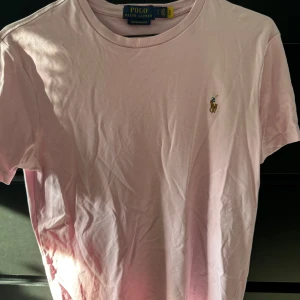 Ralph lauren t shirt  - Okej skick rosa tishirt i storlek S som använts en del men inga skador osv !