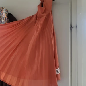 Maison margiela top - Top från maison margiela som knyts i ryggen. Kan skicka fler bilder om det önskas. Passar flera storlekar då den knyts