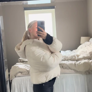 VIT JACKA  - En varm och skön jacka från zara som är använd få tal gånger! Står 165cm som storlek i jackan. Pris går att diskutera 