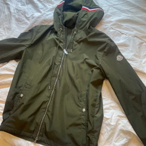 Moncler Jacka - Tvärfet moncler jacka för riktigt bra pris. Köpt på Plick från mitt andra konto för 1 år sedan. Säljer för bra pris då jag behöver pengar till moppen. 