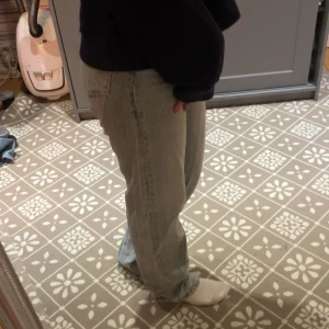 Säljer dessa ljusblå jeans  - Ljusblå jeans som är för små i midjan på mig, nästan helt oanvända!! Från Bershka i storlek 34🥰🥰🥰🥰