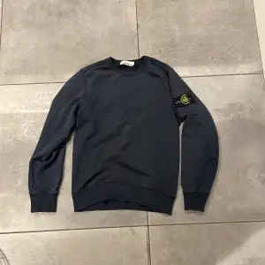 Säljer en snygg och stilren mörkblå tröja från Stone Island. Tröjan är i bra skick förutom 2 små hål vid magen, därav priset. Men det är inget som påverkar helhetsintrycket. Tröjan är i storlek S och är bekväm och passar till det mesta! vid funderingar tveka inte på att höra av dig, priset kan diskuteras vid en snabb affär⭐️