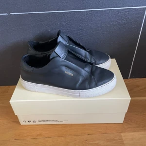 Axel arigato skor - Skorna är sparsamt använda men har en skada som syns på sista bilden, Låda och påse tillkommer Nypris 2500