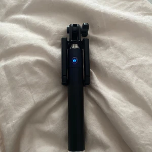 Selfiestick  - Fungerar, från clasohlson Laddare medföljer inte men en android laddare funkar 