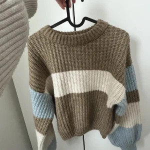 Stickad tröja  - Stickad tröja ifrån NA-KD, säljes pga att den inte kommer till användning. Storlek s